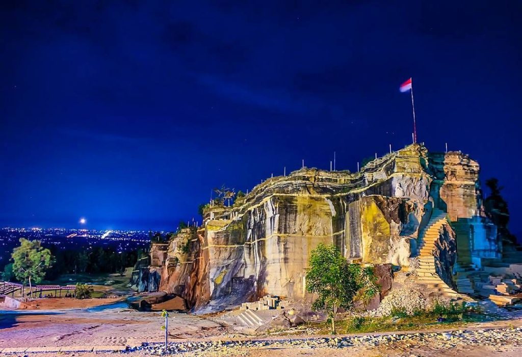 Tebing Breksi. 10 Tempat Wisata Terbaik Jogja yang Wajib Dikunjungi