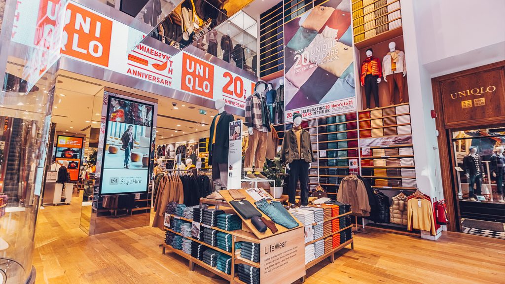 Logo Uniqlo di sebuah retail.
