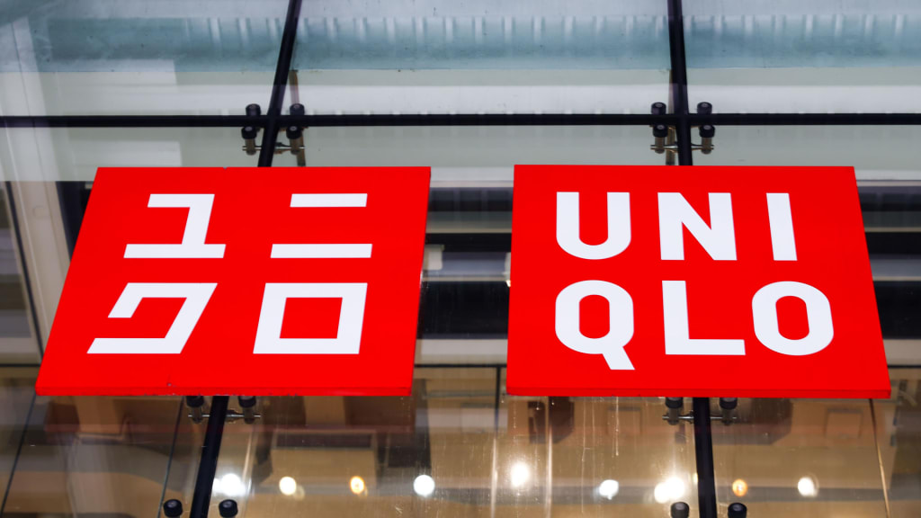 Logo Uniqlo di sebuah retail.